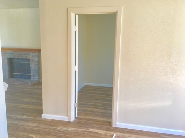 Building Photo - 3 Bedroom 2 Bath House in M Section of Rohnert Park - SSU Students Welcome