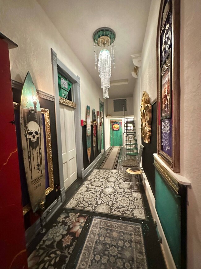 Pasillo común que conduce al loft de vinilo - 117 W Harrison Ave