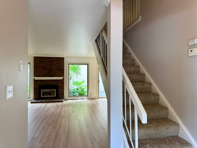 Foto del edificio - Walnut Creek townhome with in-unit laundry and attached 2 car garage!