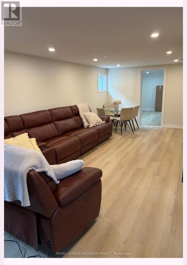 Photo du bâtiment - 121 Bolton Ave