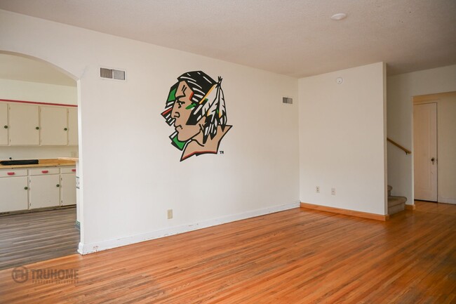 Foto del edificio - Large 6 Bedroom Home for Rent! Great Location on University! *RENT SPECIAL*