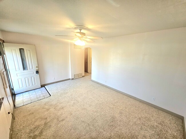 Building Photo - Charming 2-Bed Oasis with Spacious 1420 Sq...