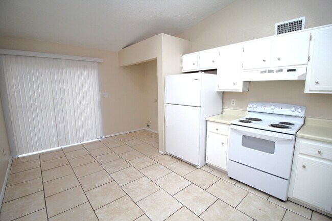 Foto del edificio - Updated Duplex with Patio & Fireplace