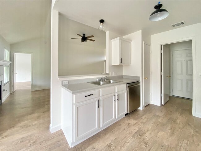 Building Photo - 811 Sonny Dr