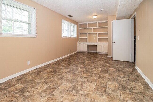 Building Photo - 3208 Deerfield Rd NW