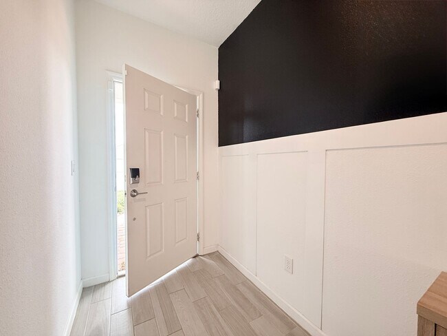 Foto del edificio - Spacious 4BR Home with Office, Loft & Lake Views