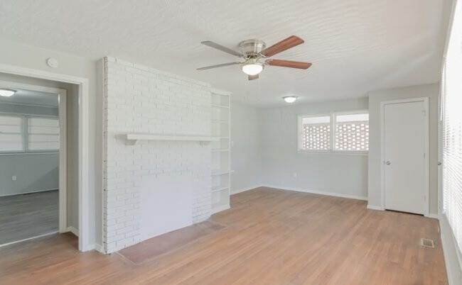 Building Photo - 115 S 1659