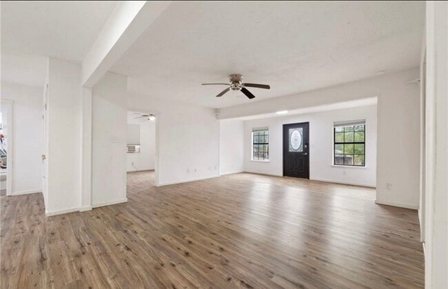 Building Photo - $1500 move-in special