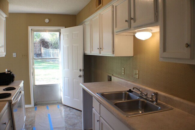 Building Photo - Cute 3BR 2 Bath