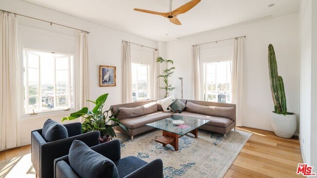 Foto del edificio - 109 N Sycamore Ave