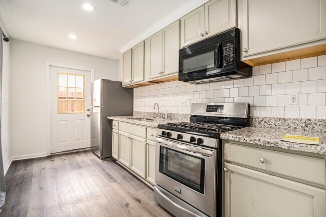 Building Photo - 2222 Pickerton Dr