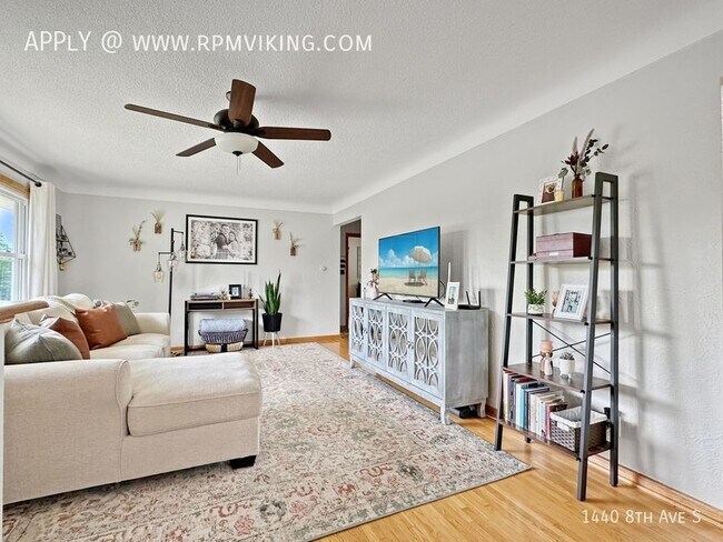 Building Photo - 3br 1ba 2cg ~ Security Deposit Free Altern...