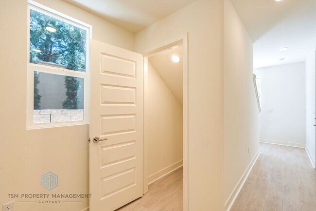 Foto del edificio - Brand New Built 3 Bed 2.5 Bath Flex Townhouse in Ontario!