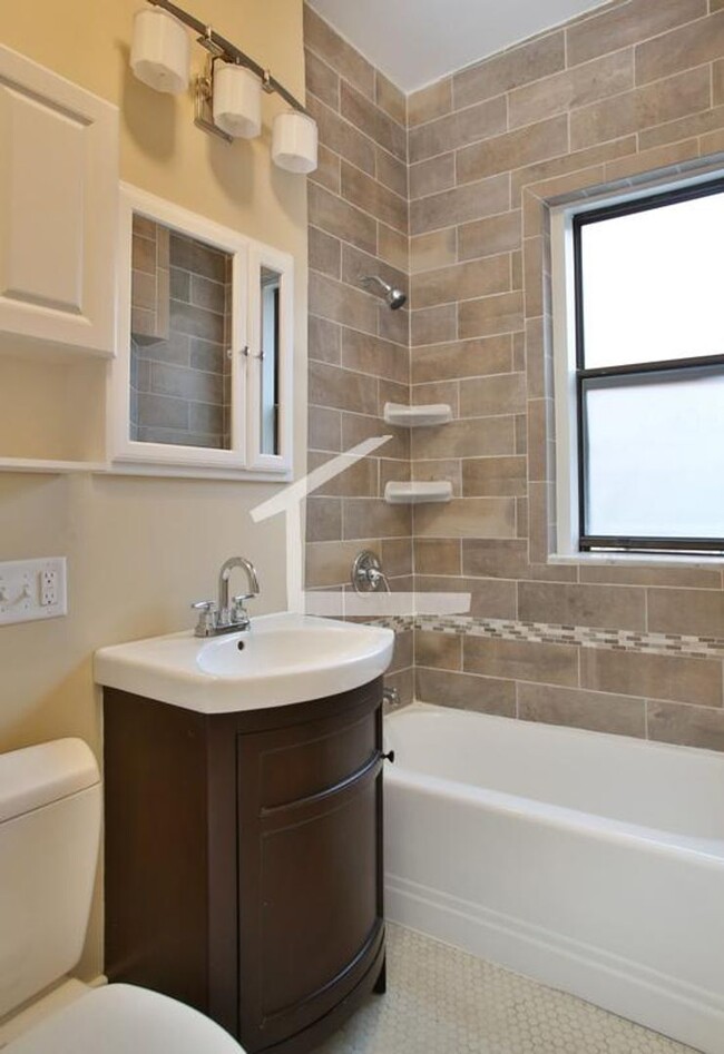 Foto del edificio - Two Bedrooms, No Livingroom, Gut Renovated...