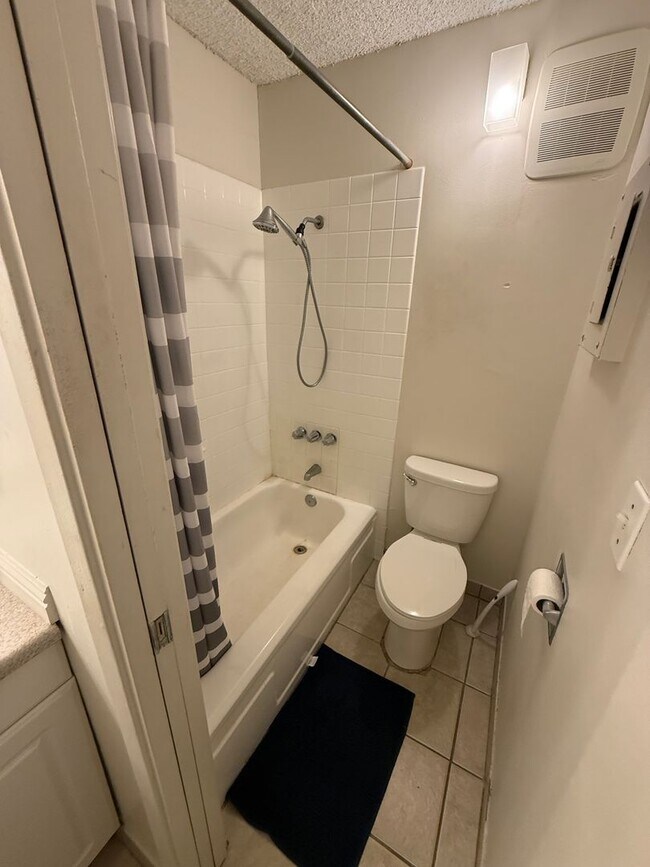 Foto del edificio - Rarely Available 1-Bedroom Apartment for Rent at Queen’s Villa