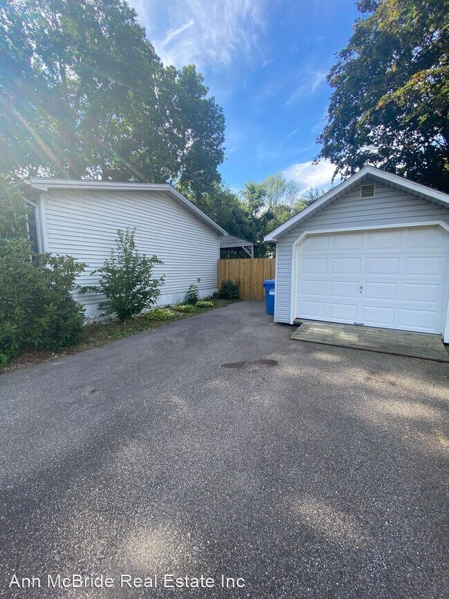 Building Photo - 3 br, 2 bath House - 184 Browning Rd.