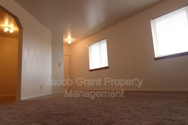 Building Photo - 627 Hoopes Ave