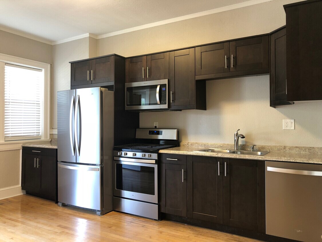 Foto principal - 2860 N Oakland Ave