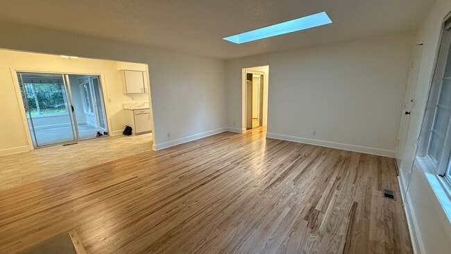 Foto del edificio - Stunning Forest Retreat in Lake Oswego 3 beds 2 baths + Den; Video!