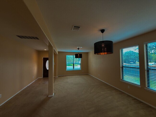 Building Photo - University Park - 5 bedrooms, 3-1/2 Baths