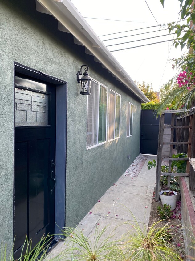 Primary Photo - 9345 Woodley Ave