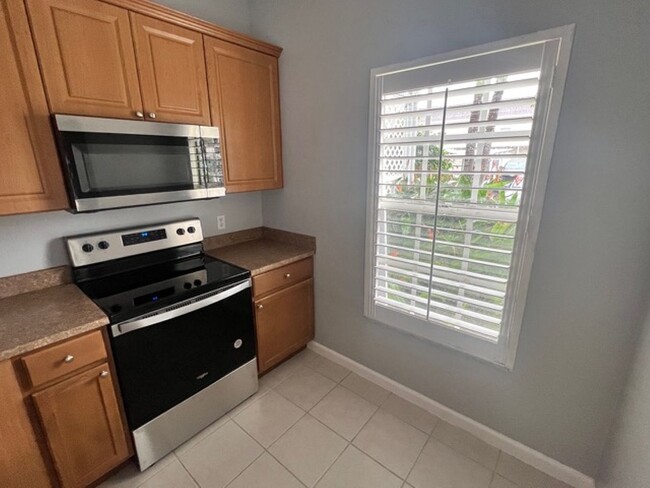 Foto del edificio - ** 2/2 UNFURNISHED REMODELED TOWNHOME READ...