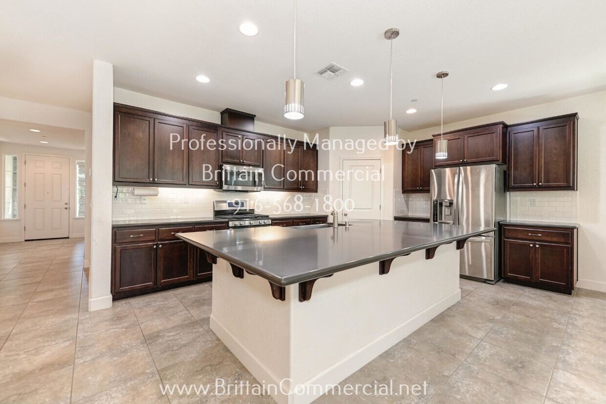 Primary Photo - Gorgeous, Spacious 4 Bed 3 Bath Home w/2 C...