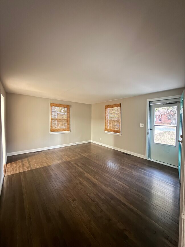 Sala de estar - 2401 Arden St