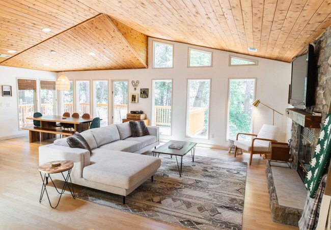 Building Photo - Stunning Lodge Near Beautiful Lake Gregory