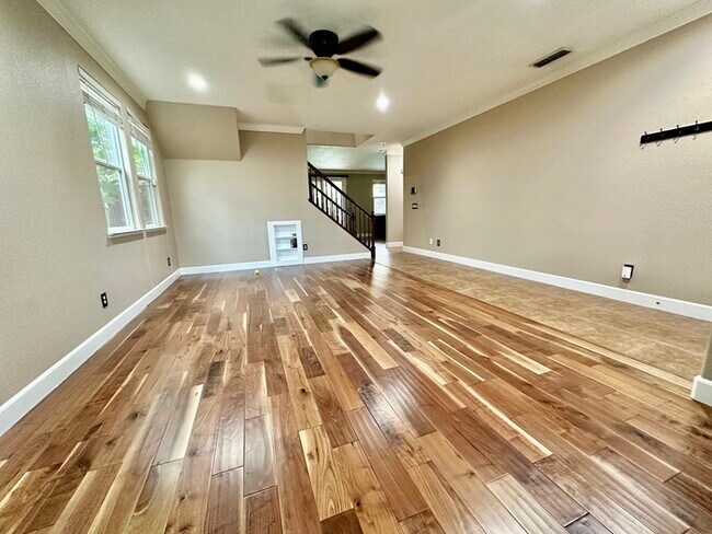 Foto del edificio - Must See This Beautiful 4 Bedroom 3 Bathro...