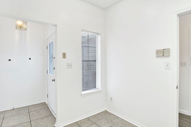 Foto del edificio - 601 E Burgess Rd