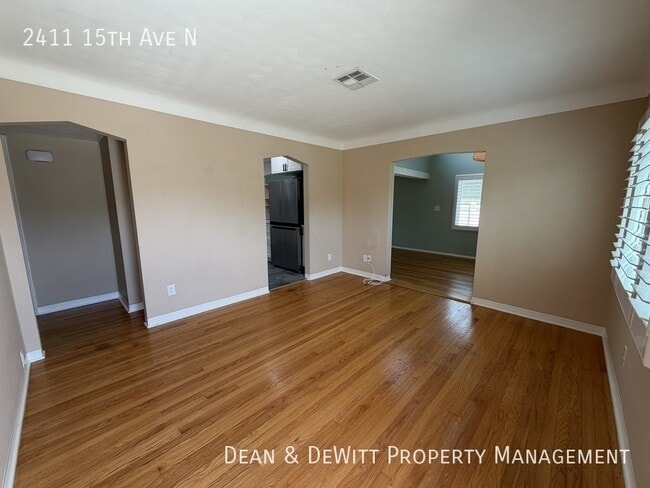 Foto del edificio - 2411 15th Ave N
