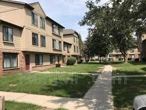 Building Photo - 1825 South Dr