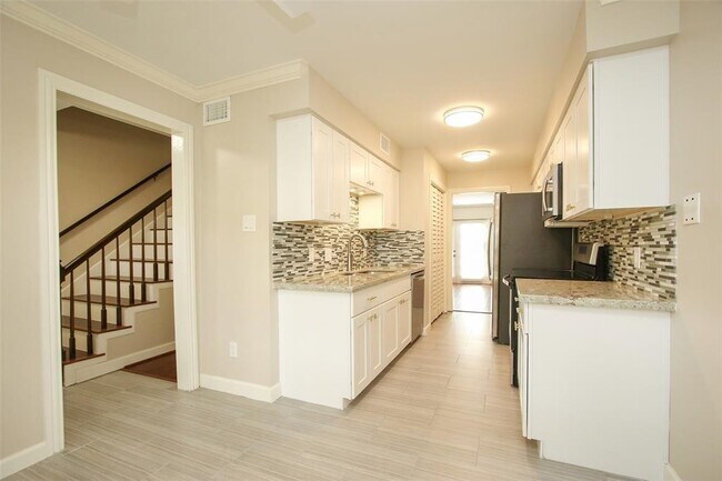Building Photo - 9483 Fondren Rd