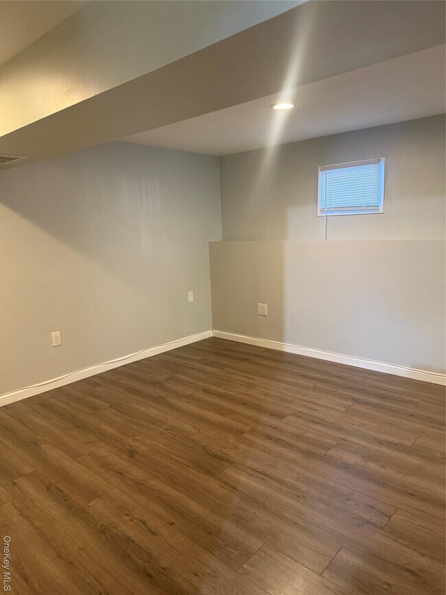 Foto del edificio - 1029 Commack Rd