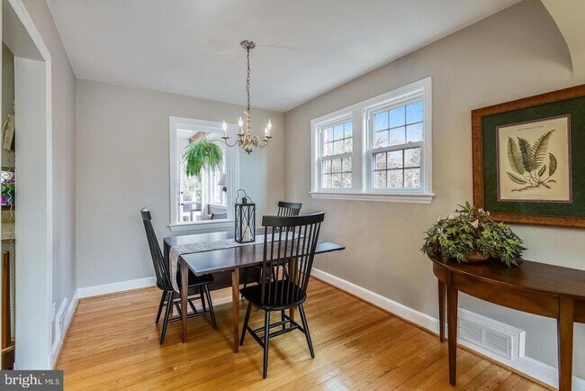 Foto del edificio - 1727 Oakcrest Dr