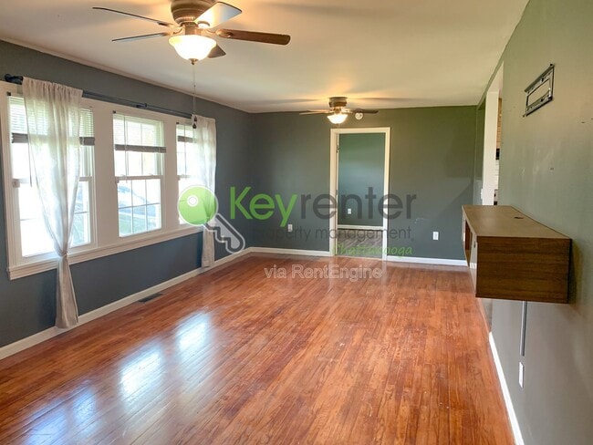 Building Photo - 827 Woodmore Ln