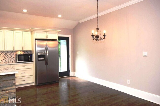 Building Photo - 3002 Laguna Dr