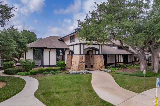 Clubhouse Exterior - Thirty Oaks