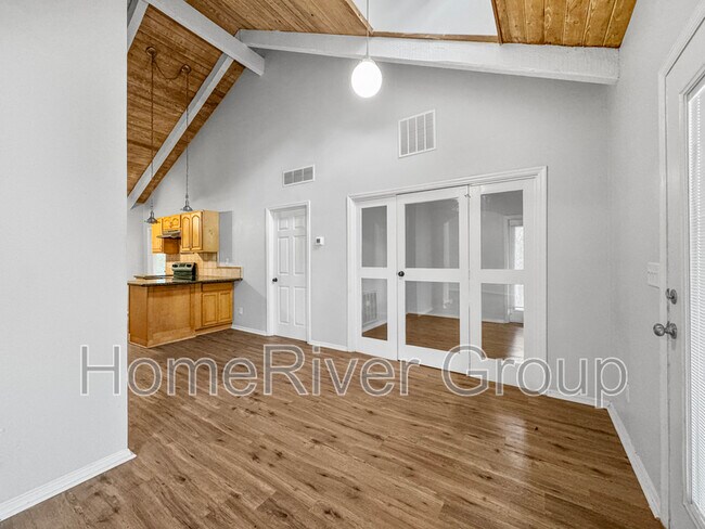 Foto del edificio - 5743 Eden Ln