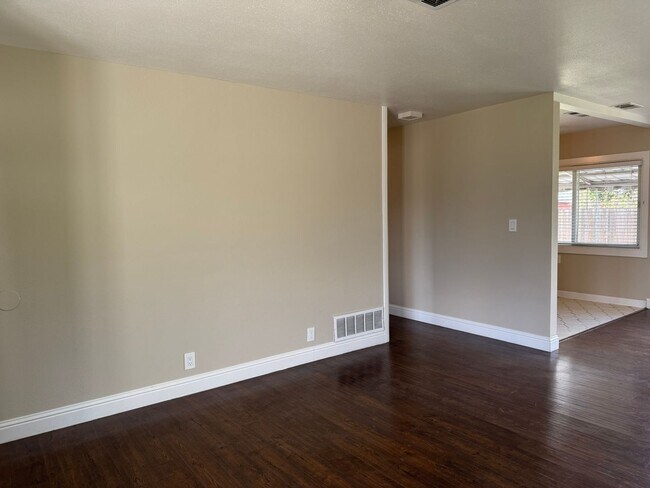 Foto del edificio - Midtown Stockton, Three Bed, One Bath, One Car Garage.