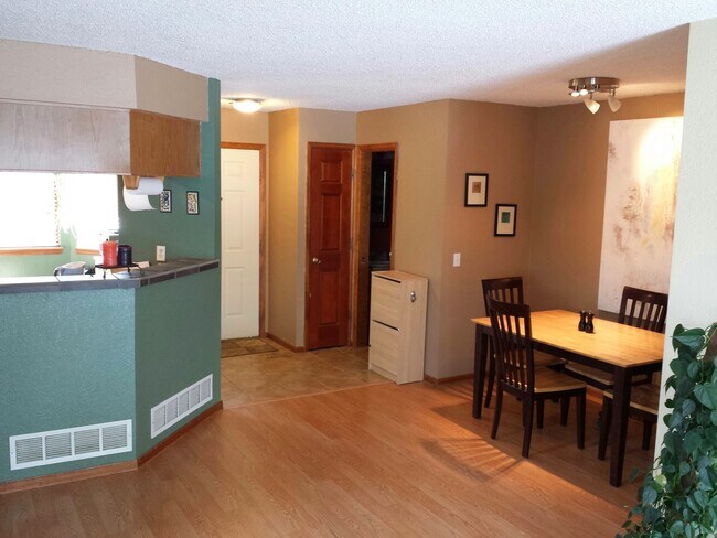 Building Photo - Spacious 3-Bed, 2.5-Bath Townhome in Willo...