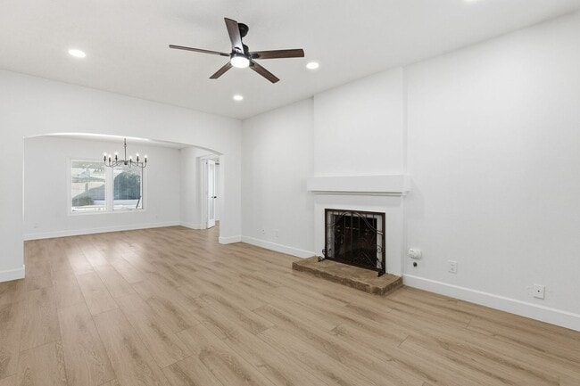 Building Photo - Newly remodeled and pristine in Scottsdale!