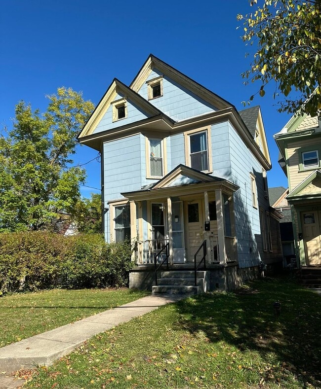 Building Photo - 711 S Beech St