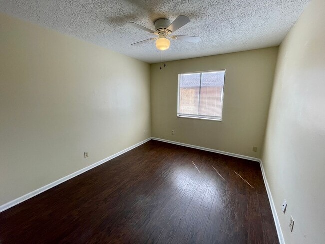 Building Photo - Beautiful 2/1 condo with 2 car garage for ...