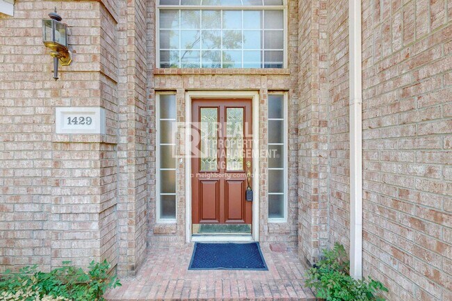 Building Photo - Elegant 5-Bedroom Home for Rent in Prime C...