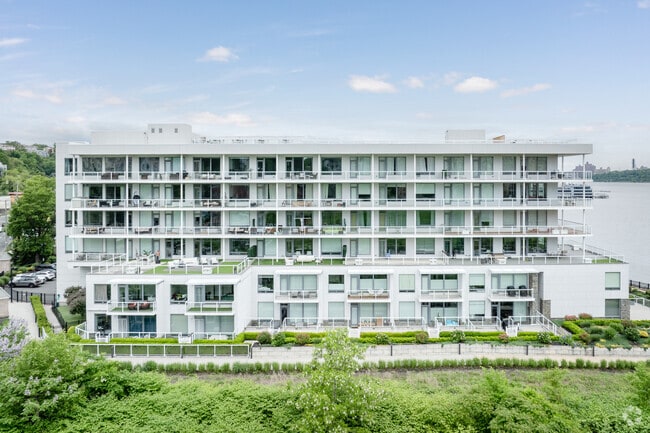 Building Photo - Glass House