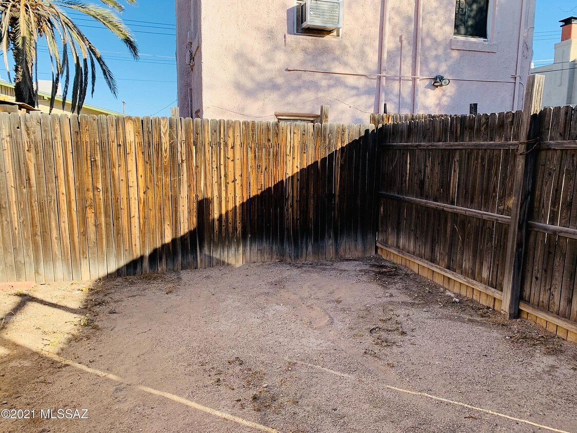 backyard - 616 E 8th St