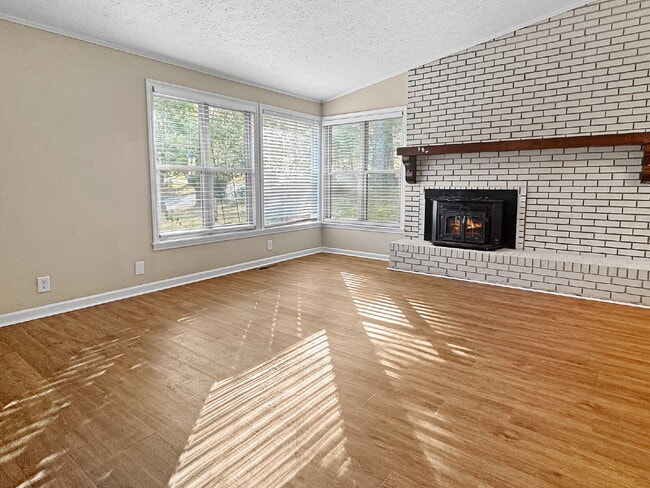 Building Photo - Newly Remodeled Home in the Heart of Gainesville – Available Now!