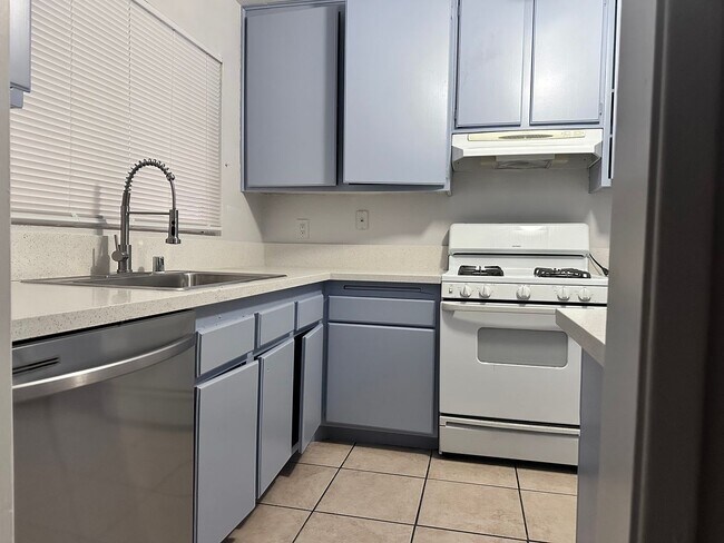 Foto del edificio - FRESH PAINT INSIDE, 4 BEDROOM HOME HAS A V...
